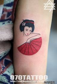 Qaabka loo yaqaan 'tattoo geisha tattoo'