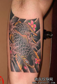 Wzór tatuażu kałamarnicy w kolorze ramion wiśni