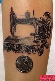 Espectáculo de tatuajes, recomiende un trabajo creativo de tatuaje de máquina de coser de brazo