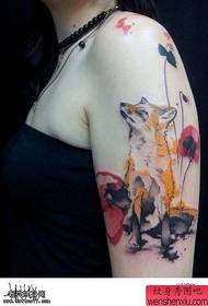 Jina arm armê rengê foxa nîgarê ji hêla tattooê ve dixebite