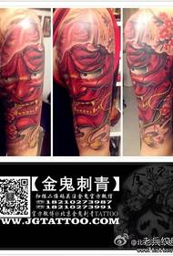 Un brazo masculino con un color frío como un patrón de tatuaje