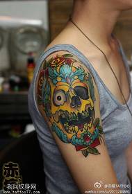 Moteriškos rankos kaukolės tatuiruotės raštas