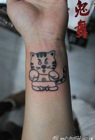 Girl arm cartoon tiger tattoo patroon
