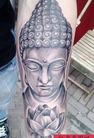 Roinntear tatúnna Buddha lámh ag tatúnna