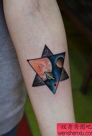 Roku zvaigžņots piecstaru zvaigznes tetovējums