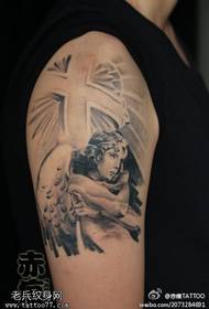 Arm cross-portret tattoo wurket dield troch tattoos