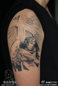 Tatoo la picha ya mkono wa mkono unaoshirikiwa na tatoo