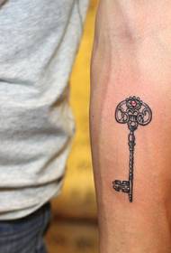Un model de tatuaj cu cheie de braț