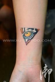 Treball de tatuatge d’ulls de tigre de color de canell