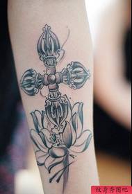 Tattoo show, xebatek tattooê de dirûşmek kulikê lotusê û xamika xaçê recommend pêşniyar bikin