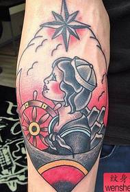 un mudellu di tatuu di ragazza personalizzata di colore di bracciu