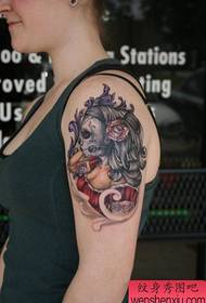 Treball de tatuatge de noia de braç de dona de color