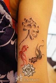 Modello di tatuaggio piccolo pesce rosso loto inchiostro moda braccio braccio della ragazza