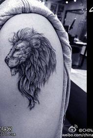 Show tatuazhe, rekomandoj një punë tatuazhesh për kokën e luanit krah