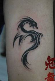 Brazo patrón clásico de tatuaxe de dragón