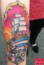 Kvinne arm skole farge seilbåt tatovering mønster