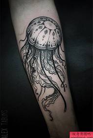 Prikažite tetovažo, priporočite tetovažo meduza na rokah
