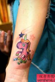 satu corak tato unicorn berwarna lengan