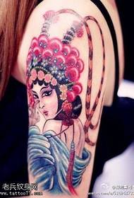 Tattoo show, xebatek tattooê ya kulîlkek rengê armê pêşniyar bike