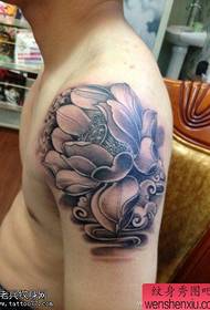 Braccio in bianco e nero tatuaggio di loto