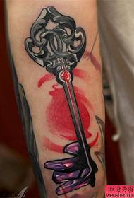 Tatuaj cu cheie de braț