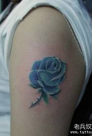 Ang bukton sa babaye usa ka realistiko nga kolor sa rosas nga sumbanan sa tattoo