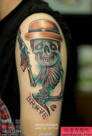 La Sala dei tatuaggi raccomanda un lavoro del tatuaggio del cranio del braccio