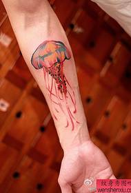 padrão de tatuagem de medusa colorida no braço de uma mulher