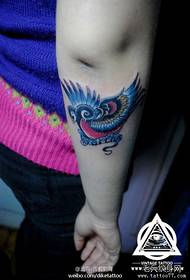 Γυναίκα βραχίονα όμορφη μόδα λίγο τατουάζ σχέδιο χελιδόνι