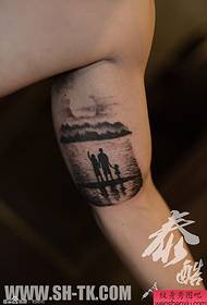 krajolik ruke Oslikan kako biste vidjeli uzorak tetovaže izlaska sunca
