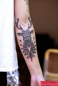 patrón de tatuaxe de antílope de brazo