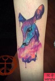 A tetováló show-kép egy kar színű, csillagos égbolt szarvas tetoválásmintát ajánlott