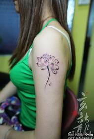 Neskaren besoa argia eta dotorea tinta lotus tatuaje eredua