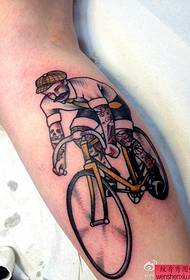 tatuaggio di una personalità a braccio singolo