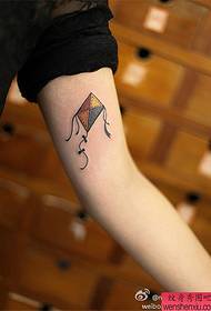 L'immagine dello spettacolo di tatuaggi ha raccomandato un modello di tatuaggio aquilone di colore del braccio