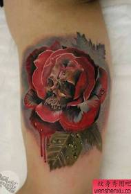 rankos spalvos rožės tatuiruotės modelis
