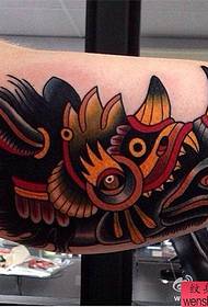 A imagem do programa de tatuagem recomendou um padrão de tatuagem para rinoceronte na escola do braço