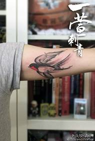 Patrón de tatuaje de golondrina clásica de moda de brazo