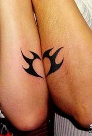 Gustung-gusto ng arm couple ang totem tattoo pattern