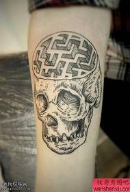 Imagen creativa del tatuaje del cráneo en forma de punto del brazo