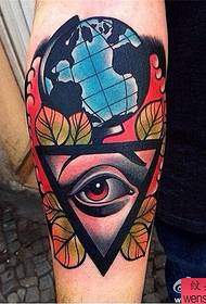 Boja ruku sveprisutnog uzorka tetovaže očiju