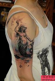 Padrão de tatuagem de sereia de estilo especial de braço de mulher