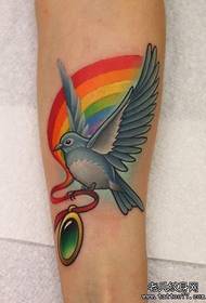 Ramię piękny kolorowy ptak z wzorem tatuażu tęczy