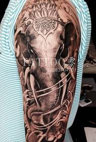 Roka tradicionalni vzorec tatoo slonov