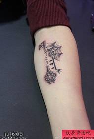 Fra Arm Schlëssel Spider Web Tattooen vum Tattoo Sharing