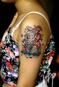 Një model tatuazhi lepuri me ngjyrë krahu