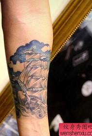 un modello del tatuaggio della barca a vela angolare