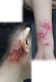 Patrón de tatuaxe de muller: patrón de tatuaxe en flor de cerezo de cor do brazo