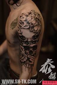 brazo tatuaje de calavera de niña de media cara 27913 - brazo masculino dentro del patrón de tatuaje del alfabeto inglés