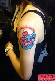 modello di tatuaggio gelato carino braccio di una donna